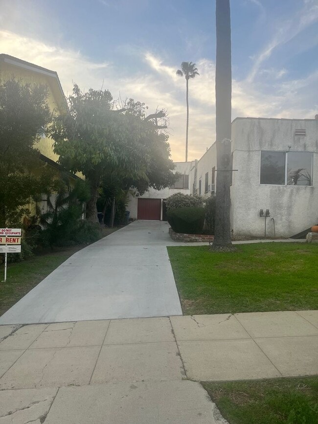 Building Photo - 917 S Averill Ave