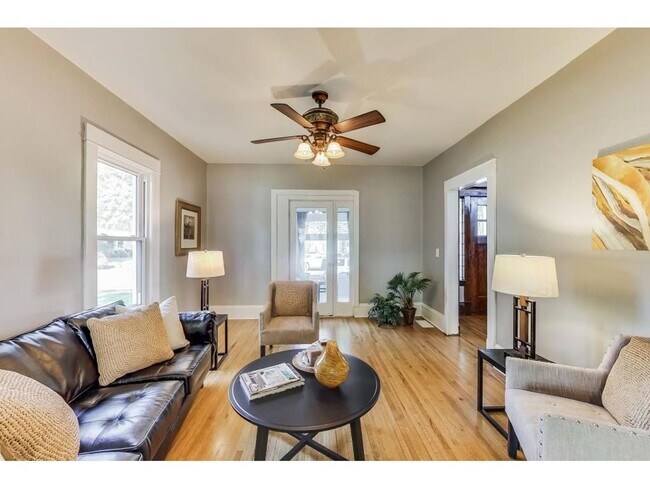 Building Photo - Hamline University- Large and Spacious 6 Bedroom- June Move In