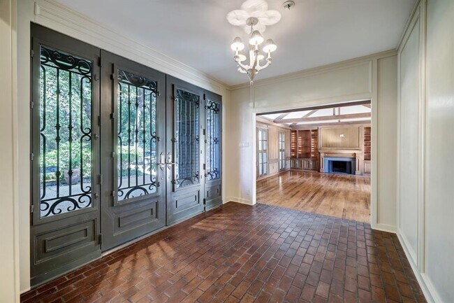 Building Photo - 9 Pine Forest Cir
