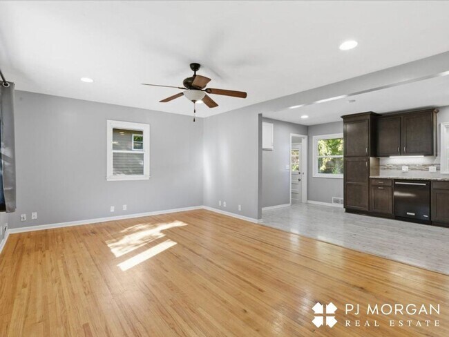 Building Photo - Adorable Westside Home Just Steps from Rockbrook Village!