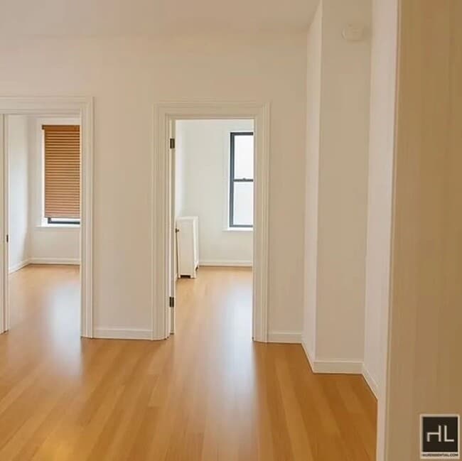 Building Photo - 2-Bedroom 1-Bathroom in an amazing Astoria  Location