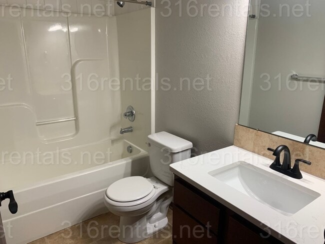 Foto del edificio - $1575 - 4 bedroom/ 2 bathroom - Gorgeous townhome!
