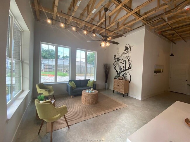 Building Photo - 305 W 27th St