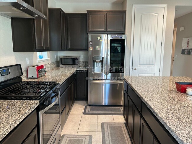 Building Photo - 5243 Comfrey St