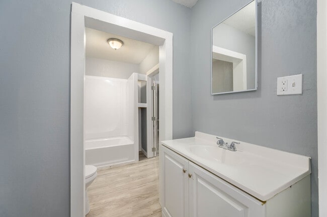 Building Photo - 407 W 6th Ave