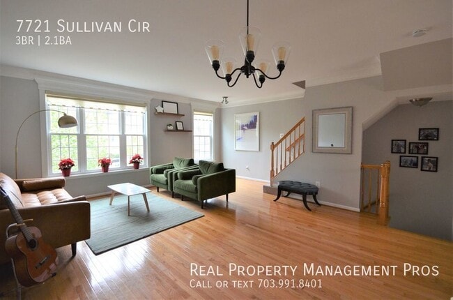 Building Photo - Lovely Sun-Drenched Townhouse in Popular I...