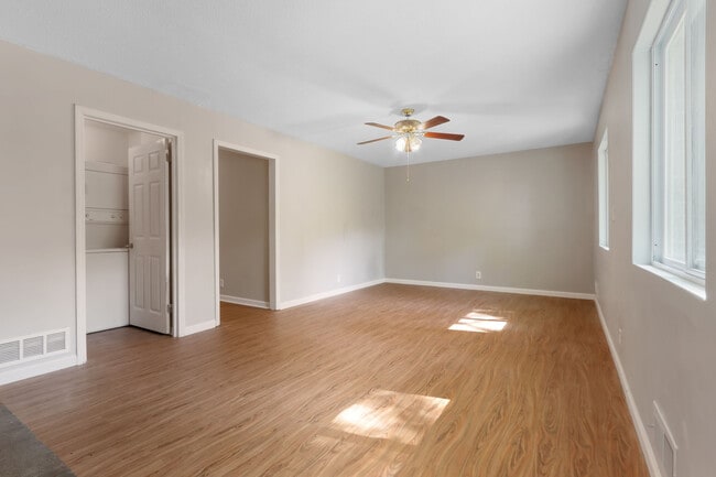 Family room / 2nd living room - 6038 Old Bascomb Rd