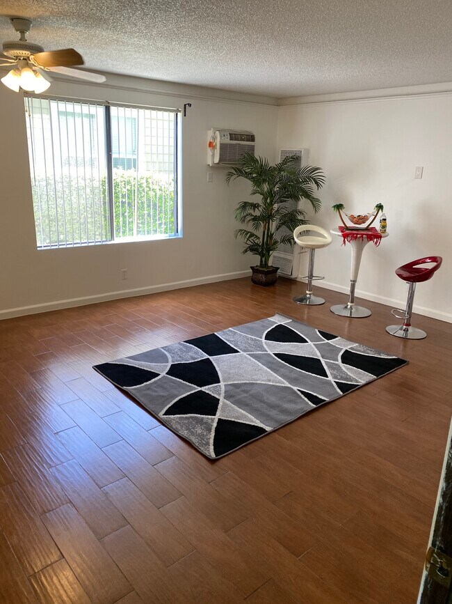 Foto del edificio - 1943 Vista Del Mar Ave