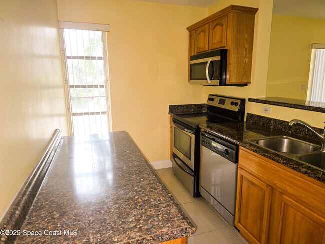 Foto del edificio - 250 N Banana River Dr