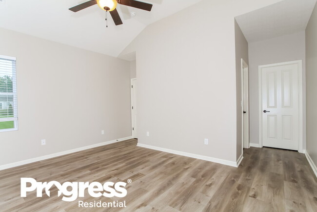 Building Photo - 3994 Redroyal Ave