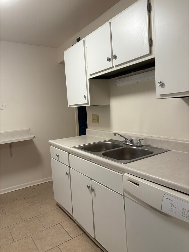 Kitchen - 42 Vinway Ct
