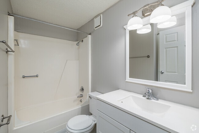 1BR, 1BA - 576SF - Open Floorplan - Bathroom - Barrington