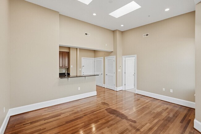 Foto del edificio - Columbia Heights Penthouse Condo | 1 Bed | 1 Bath | 600 Sf