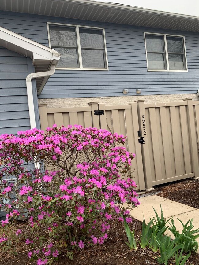 Foto del edificio - 2 Bedroom 1.5 Bathroom Townhouse