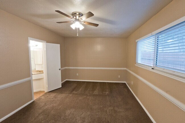 Building Photo - SW-2 bedroom- 1.5bath with 2 car garage Condo