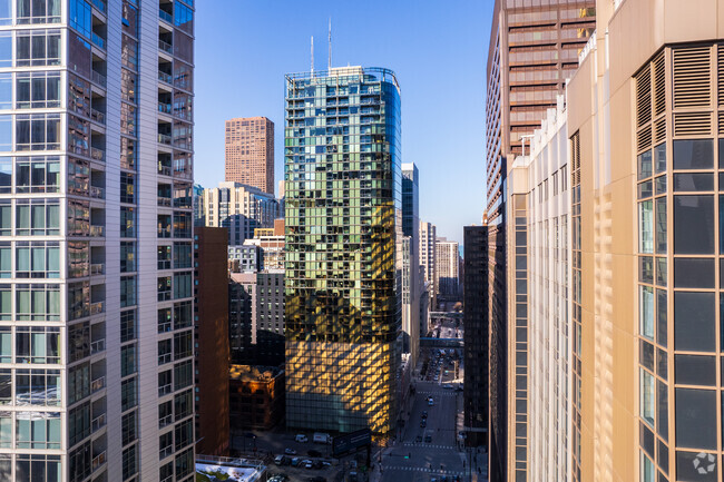 Foto del edificio - 600 N Fairbanks Ct