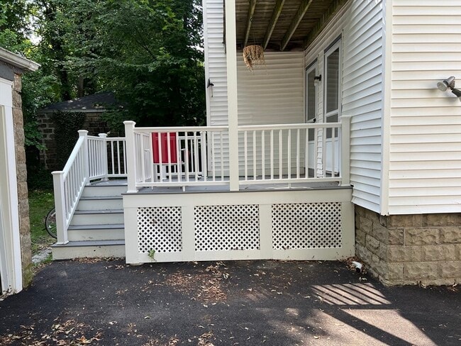 Building Photo - 204 Maplewood St