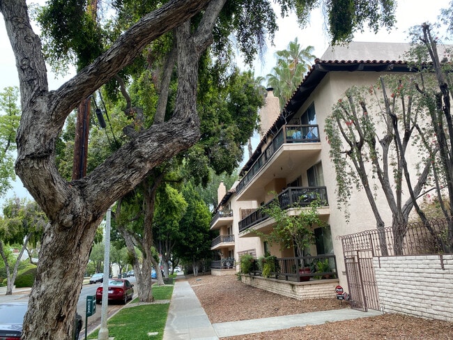 Building Photo - 1127 E Del Mar Blvd