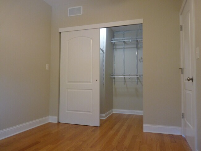 Building Photo - 3359 W Berteau Ave