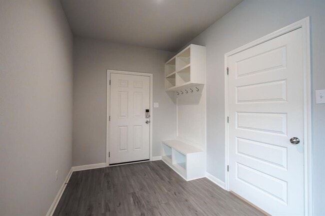 Building Photo - 208 Kellys Heroes Wy