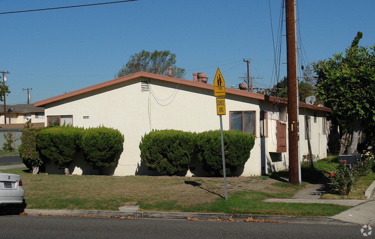 Foto del edificio - 9831 Russell Ave