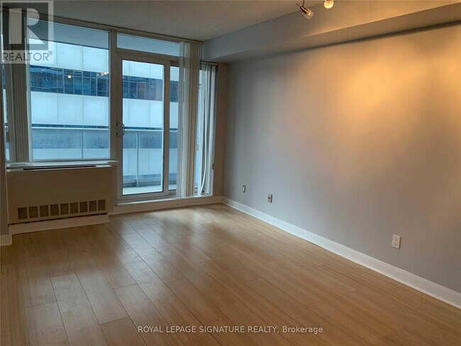 Photo du bâtiment - 4968 Yonge St