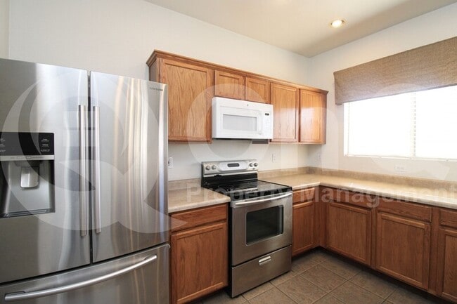 Building Photo - 1096 E Parkview Ct