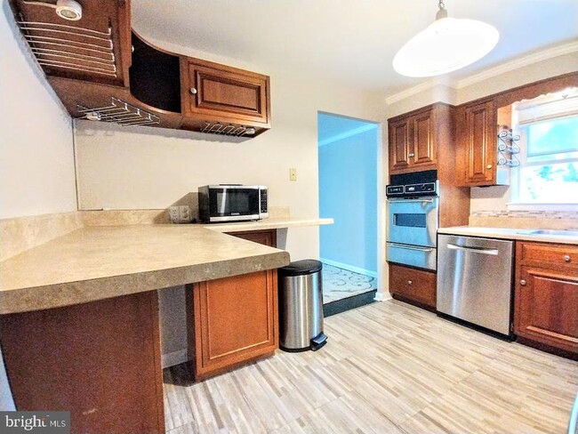Building Photo - 2850 Eastwood Dr