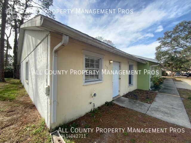 Primary Photo - Near SRQ and Colleges/Pet Friendly/Great L...