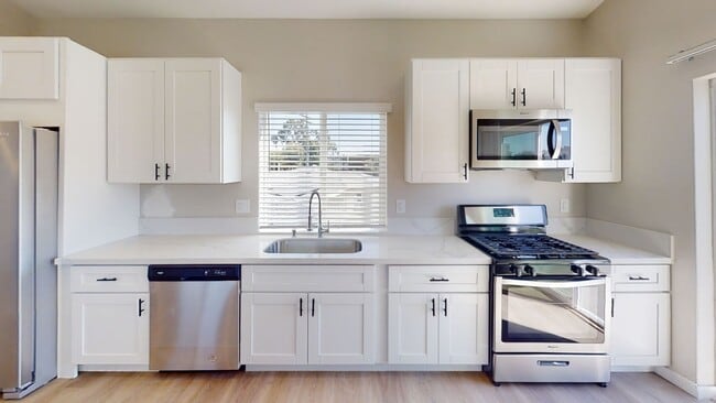 Foto del edificio - 4 BD/2BA Separated Yard and Off Street Parking!