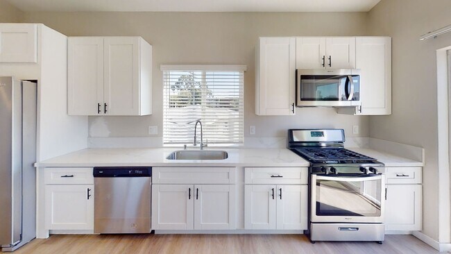Building Photo - TV FURNISHED!! 4BD/2BA Private Yard and Off Street Parking!
