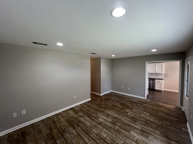 Foto del edificio - Charming 4-Bedroom Home with Large Backyar...