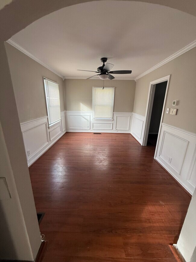 Foto del edificio - 2123 Linden Rd