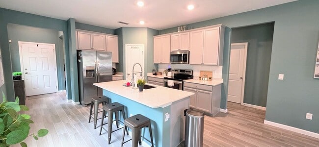 Building Photo - 3 Bedroom, 2.5 Bath Home!