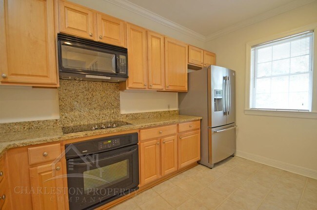 Building Photo - Four Bedroom Townhouse in Hollywood