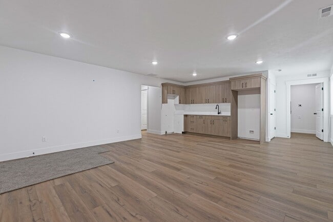 Building Photo - B524AG