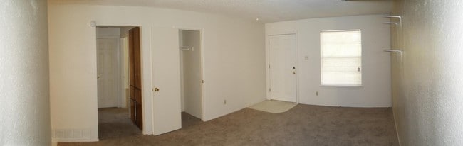 Building Photo - 1902 Cedarhill Dr