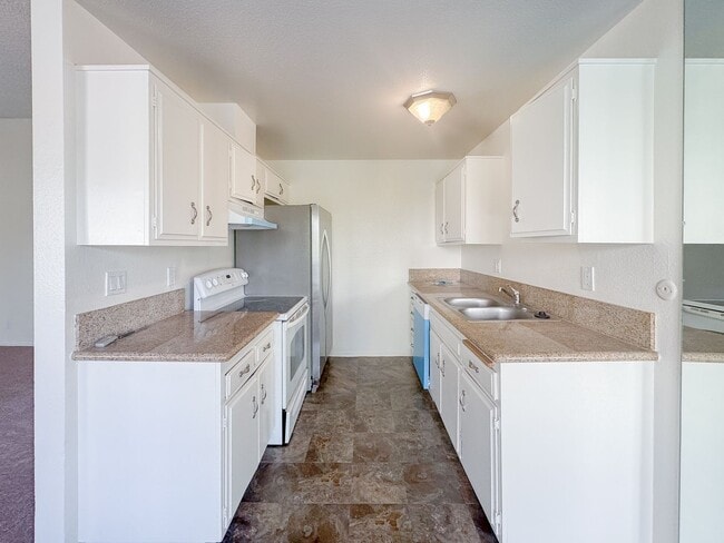 Building Photo - Sunny Spacious Upstairs Condo in Gated Bld...