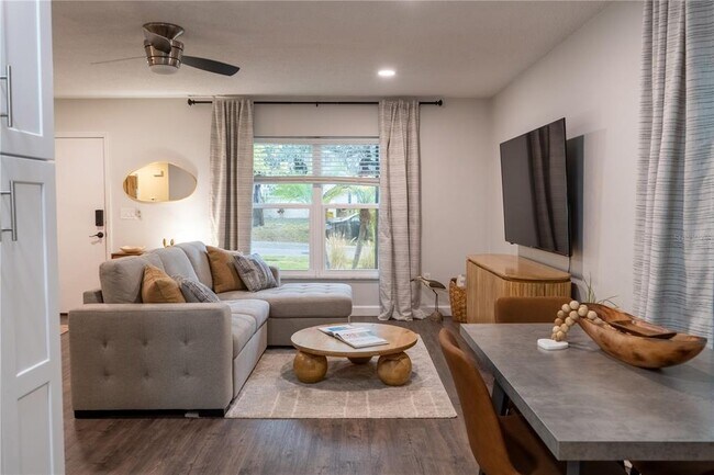Foto del edificio - 1221 E Oakwood St