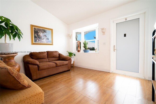 Foto del edificio - 8844 NW 113th St