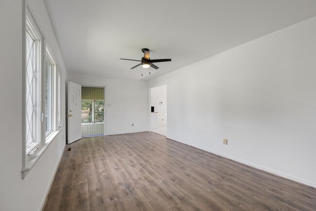 Foto del edificio - 18 John Collins Cir