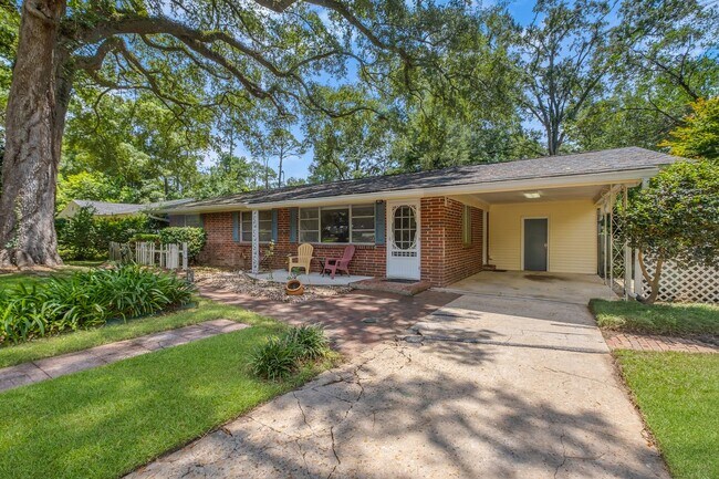 Foto del edificio - Stunning 3 Bedroom 2 Bathroom Mid-Century ...