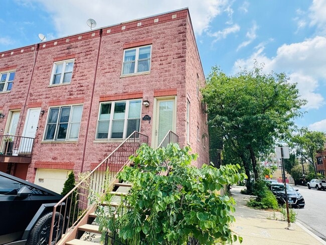 Building Photo - Spacious 3 Bedroom Townhouse