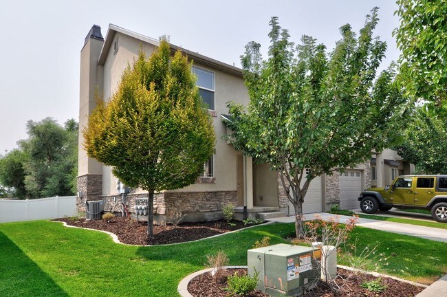 Building Photo - 2331 W Montcalm Dr