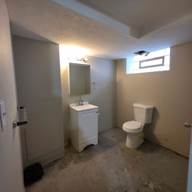 Building Photo - Newly remodeled 4 bedroom 1.5 bath single ...