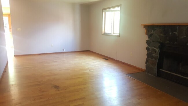 Building Photo - 835 Lori Ct