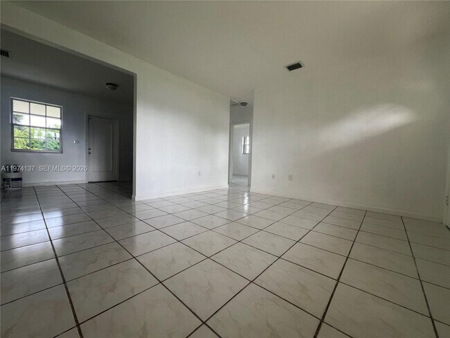 Foto del edificio - 5829 NW 37th St