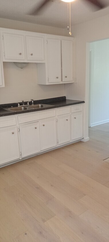 Foto principal - 4230 Beverly Ave