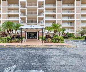 Building Photo - 2851 S Palm Aire Dr