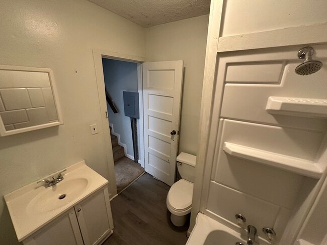 Building Photo - Two Bedroom Townhome Near State Street